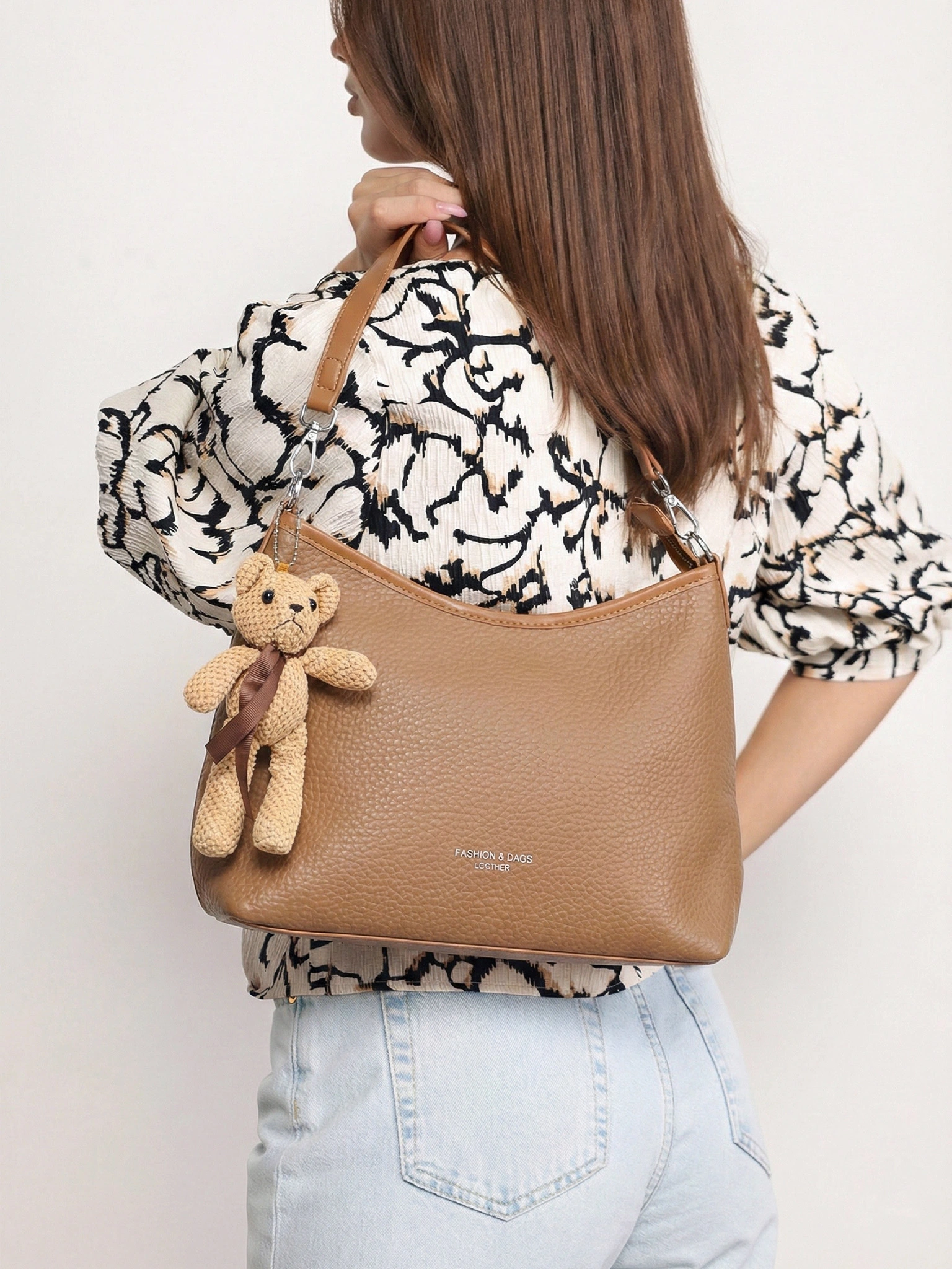 Сумка-кроссбоди  с декоративным брелком в ассортименте